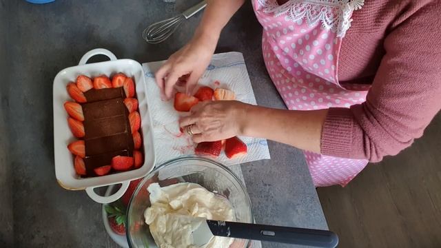 ДЕСЕРТ/ИЗ МОЛОЧНЫХ ломтиков ,КЛУБНИЧНАЯ ???Прослойка,и Нежная творожная заливка?