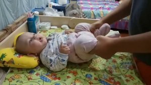 ЗАРЯДКА ДЛЯ НОВОРОЖДЁННЫХ. ГИМНАСТИКА ДЛЯ ДЕТЕЙ С МЕСЯЦА .