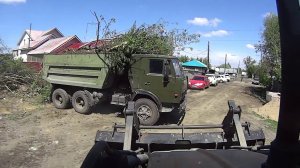 Часть №4 Выкорчёвываю кусты и гружу в КАМАЗ. Обучение работы на экскаваторе погрузчике CAT JCB и тд