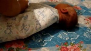 КРЕСТНАЯ УЧИТ КАК ПРАВИЛЬНО ПЕЛЕНАТЬ РЕБЕНКА.