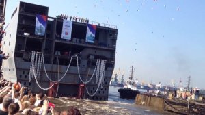 Спуск кормы вертолетоносца Мистраль со стапеля Балтийского завода.
