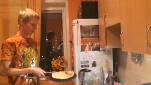 Пеку блины, переворачивая на сковородке
