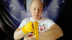 Уроки бокса в домашних условиях 13. Как наматывать боксерские бинты на руки .