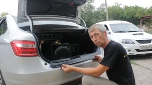 Установка защитной накладки на задний бампер автомобиля Lada Vesta