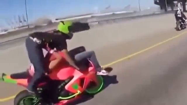 Супертрюк вдвоем на мотоцикле Ден смотреть онлайн