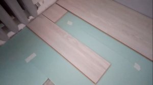 КРАСИВАЯ УКЛАДКА ЛАМИНАТА ЧЕРЕЗ РЯД / УКЛАДКА ЛАМИНАТА НА БЕТОННЫЙ ПОЛ