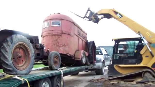 Skid loader vs horse trailer Git-r-Done смотреть онлайн
