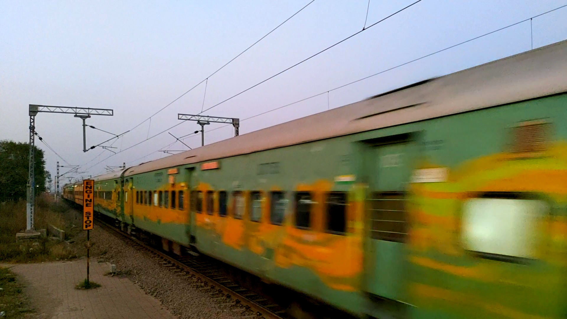 Зеленые железные дороги. Зеленый поезд. Поезд в Индии. Зеленая электричка. Поезд РЖД зеленый.