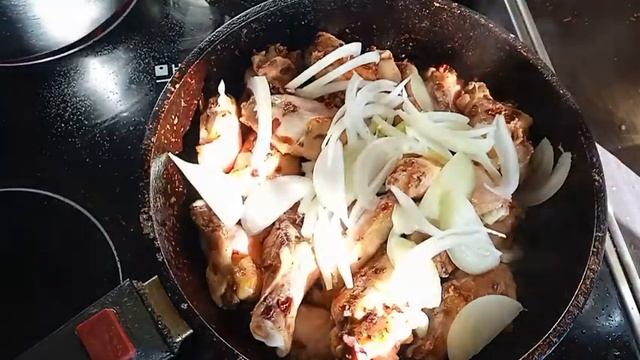 Рецепты: КУРИННЫЕ КРЫЛЬЯ на молоке с луком и шампиньонами. Нежнейшие крылышки и вкуснейший соус