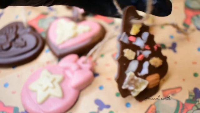 Новогодние фигурки из веганского шоколада