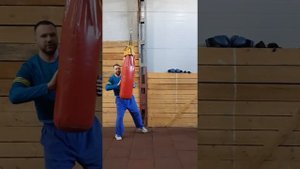 Работа метателя с боксерской грушей