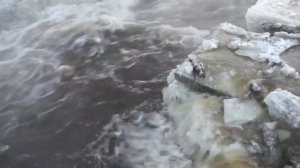 Трактор ломает лед на реке