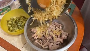 Салат с языком и грибами.
