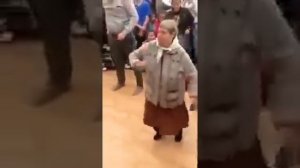 Бабушка танцует Брейкданс!Очень смешно!)