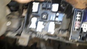 демонтаж блока предохранителей под капотом RAV 4 XA 20