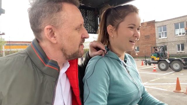 ЛЕДИ из УЗБЕКИСТАНА. СКОЛЬКО ЗАРАБАТЫВАЕТ водитель ПОГРУЗЧИКА?