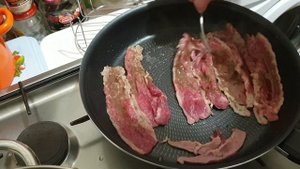 Жарим бекон из мраморной говядины