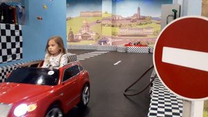 Настя и Папа гуляют в ТРЦ Гарнд Каньон. Кривые зеркала, магазины для детей.