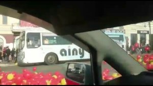 Фура в Владивостоке потеряла тысячу Воздушнвх шарос Сделав при этом праздник городу!!!