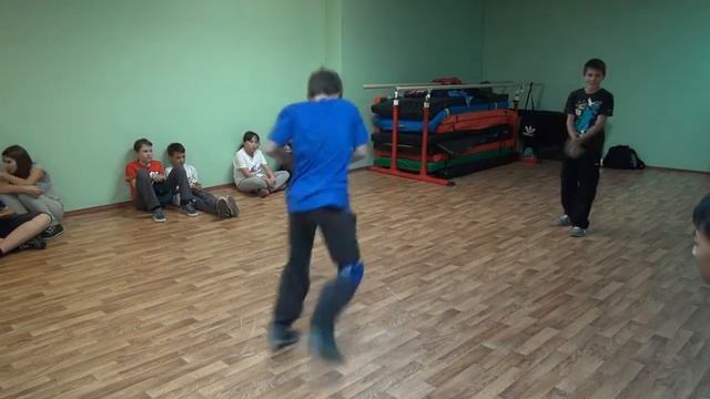 1 Танцевальный баттл внутри школы. смотреть онлайн