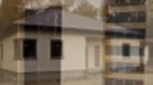 Практичный одноэтажный дом с многоскатной кровлей и угловым окном в кухне.