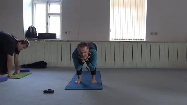 Тадасана Намасте–Уттанасана 1- Вытягивание в полуприседе-Адхо Мукха Шванасана_6.02.06-3 смотреть онлайн