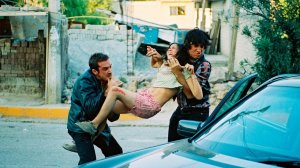 ПРЕДВКУШАЯ соитие, мужики с силой тащили девушку в машину, где получили желаемое..