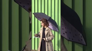 Реверсивный зонт: можно держать зонт и при этом смотреть в телефон.Закажите на сайте уже сегодня.