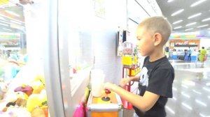 ИГРАЕМ 100 РАЗ в АВТОМАТ с ИГРУШКАМИ  КАК ДОСТАТЬ МЯГКУЮ ИГРУШКУ из ИГРОВОГО АВТОМАТА