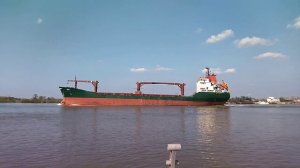 Грузовой корабль, баржа плывёт по реке