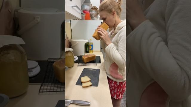 Мукбанг. Пробую пшеничный хлеб без дрожжей на ржаной закваске. Рецепт в описании. смотреть онлайн