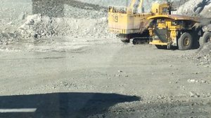 Погрузка карьерного самосвала коматсу!!!