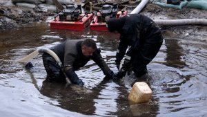 Артиллерийский тягач СТЗ-5 поднимают со дна реки