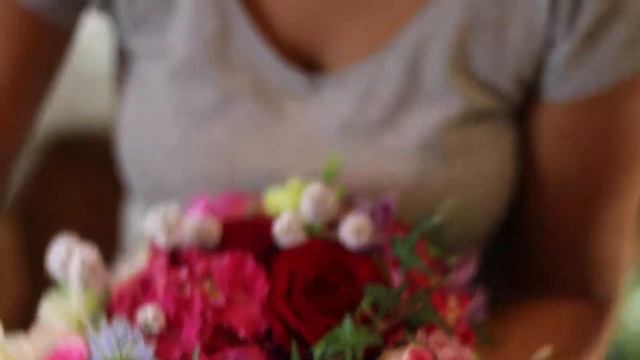 Nunzia's Red Naomi Porta Nova Rose Bouquet смотреть онлайн