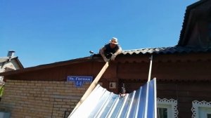 Поднятие профнастила на крышу