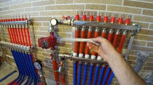 ОПРЕССОВКА ОТОПЛЕНИЯ ВОЗДУХОМ ⭕️ Обвязал коллектор отопления и накачал 5 бар