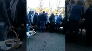 Батюшка - читает молитву