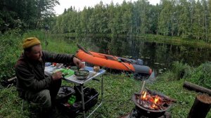 ЖИВУ НА БЕРЕГУ ЛЕСНОЙ РЕКИ. УХА НА УГЛЯХ. ЖИЗНЬ ТАЁЖНОГО РЫБАКА. РЫБАЛКА НА СЕВЕРЕ. НОЧЁВКА В ЛЕСУ