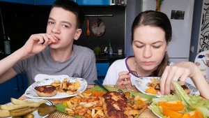 МУКБАНГ ЖАРЕНАЯ КАРТОШКА /БИФШТЕКСЫ/ОВОЩИ И СОЛЕНЬЯ/MUKBANG