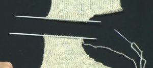 Соединение по плечам вязанных полочек