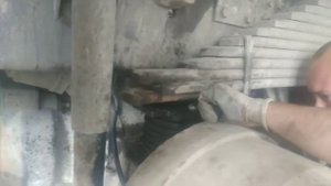 РАБОТА НА МИКСЕРЕ "VOLVO" Меняем подушки рессоры