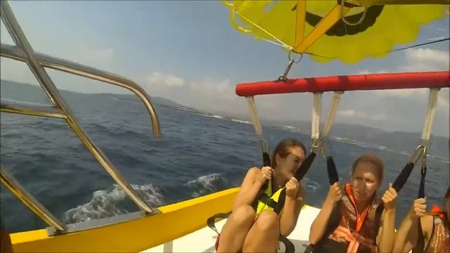 Девчонки с головой в море на парашюте  Геленджик. Парасейлинг. отпусквгеленджике.рф