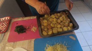 Молодая картошка в сметане в духовке, с сыром за 3 минуты.