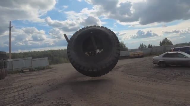 Резка самой большой шины в Мире!