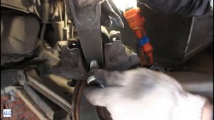 Замена передних тормозных колодок Opel Astra H