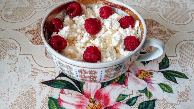 Творожно-сметанный десерт с малиной