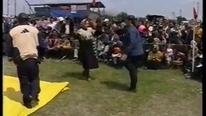 Поёт Далгат Омаров на турнире памяти м/с СССР по в/б  Ш. Нажмудинова в с.Караузек 14-15.05.2000 год