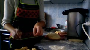 Очень быстрый рецепт пирожков с сосиской и сыром!