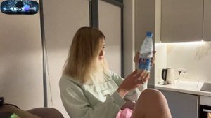 aриночка показала как дро4ит своим парням))