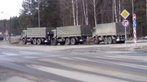 Пиндуши три военных грузовика на перекрестке 43 регион !!!